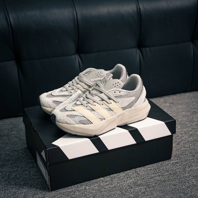 核心私 Adidas Lightblaze 阿迪透气跑步鞋 货号：Jq9973 尺码：36 36.5 37 38 38.5 39 40 41 42 42.5 4