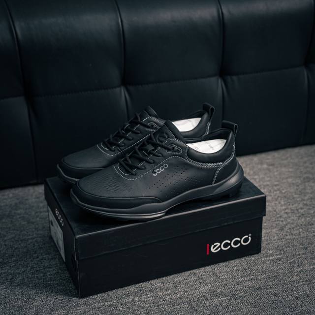 核心私 Ecco爱步新款户外鞋缓震耐磨越野跑鞋男健步Biomc系列 鞋面采用臻选牛皮，质感丰富 脚感柔软舒适贴合的穿着体验 直接注塑工艺连接鞋面与鞋底 一体成型