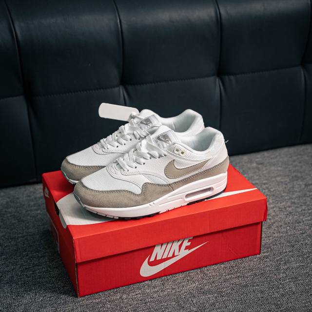 核心私 Nike Air Max 1 耐克气垫 缓震 耐磨运动鞋 鞋身材质均选择皮革 织物 麂皮多种材质覆盖 保证质感的前提下 层次感也相当不错 带有开窗式 A