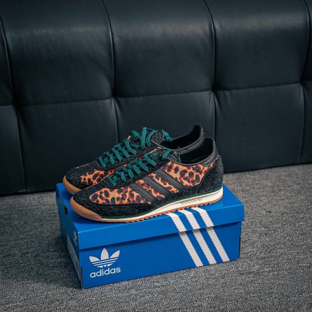 核心私 Adidas Originals Sl 72 Rs 超轻便透气复古慢跑鞋 鞋头的设计饱满圆润 鞋面是翻毛皮和尼龙材质结合 上脚舒适柔软 橡胶大底非常耐磨