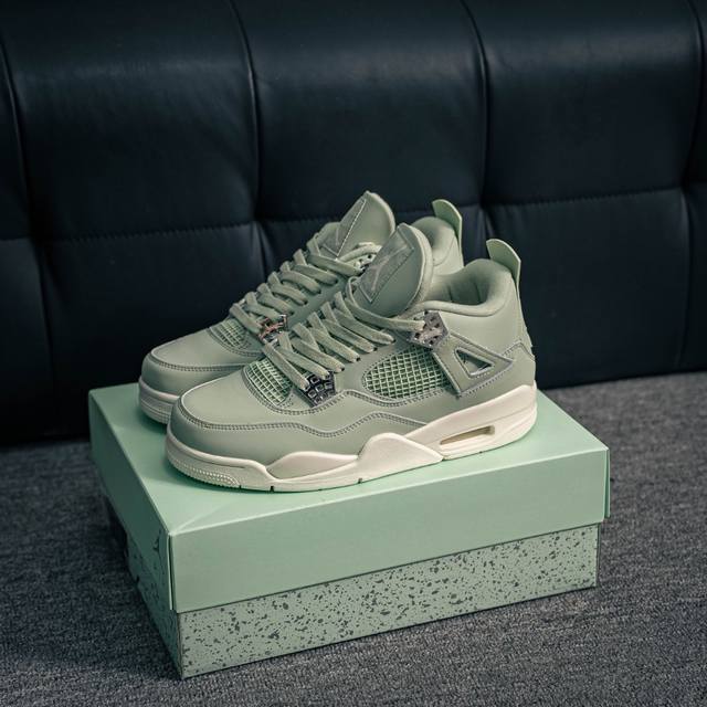 核心私 Aj4 乔4薄荷绿 Retro Abundance #采用低饱和绿色覆盖，再搭配鞋舌处的白色 Jumpman Logo，点明鞋款身份的同时也塑造出格外清