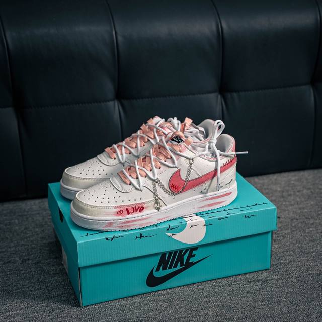 核心私 Nike Court Vision Low 校园风低帮复古篮球板鞋男女运动鞋。延续80年代复古篮球鞋，添加学院风细节。皮革组合鞋面，利落风格，重现复古篮
