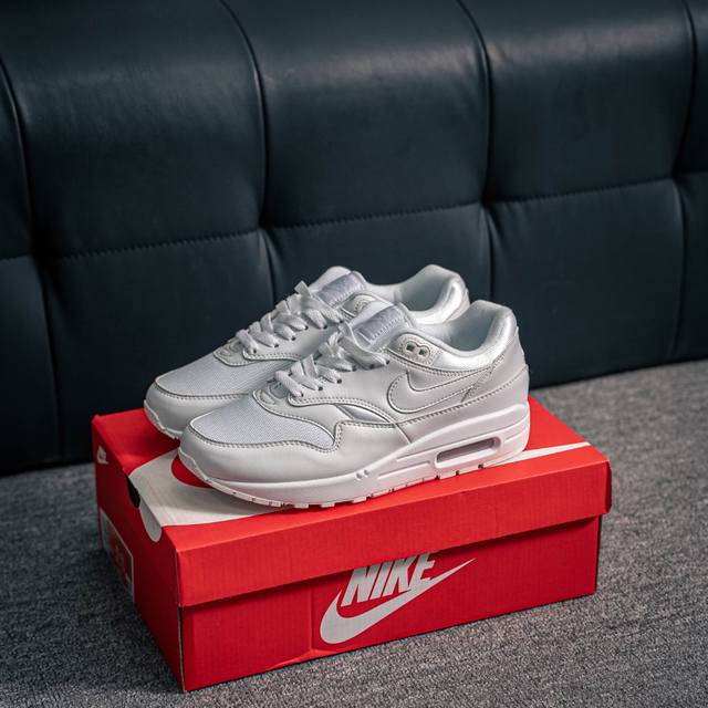 核心私 Nike Air Max 1 耐克气垫 缓震 耐磨运动鞋 鞋身材质均选择皮革 织物 麂皮多种材质覆盖 保证质感的前提下 层次感也相当不错 带有开窗式 A