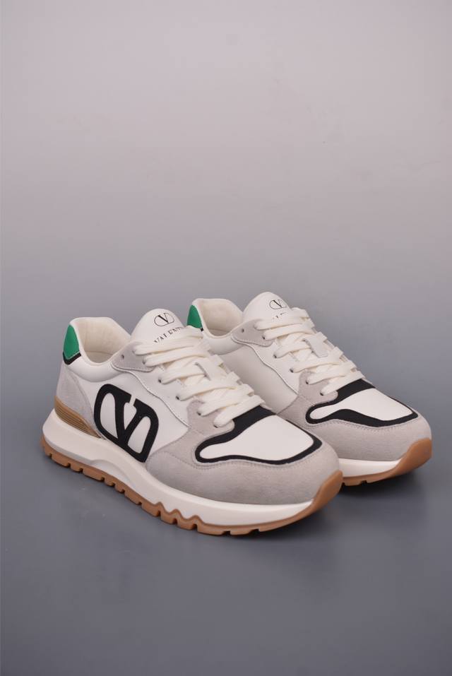 Valentino 华伦天奴 Rockstud Untitled 厚底休闲小白鞋 明星同款 软羊皮低帮运动板鞋 经典百搭款绗缝格纹打造瞩目朋克风格 考究皮质构塑