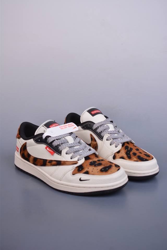 Fragment X Travis Scott X Supreme Air Jordan 1 Low 三方联名倒钩 全新的三方联名低帮倒钩鞋面延续了黑脚趾设计，