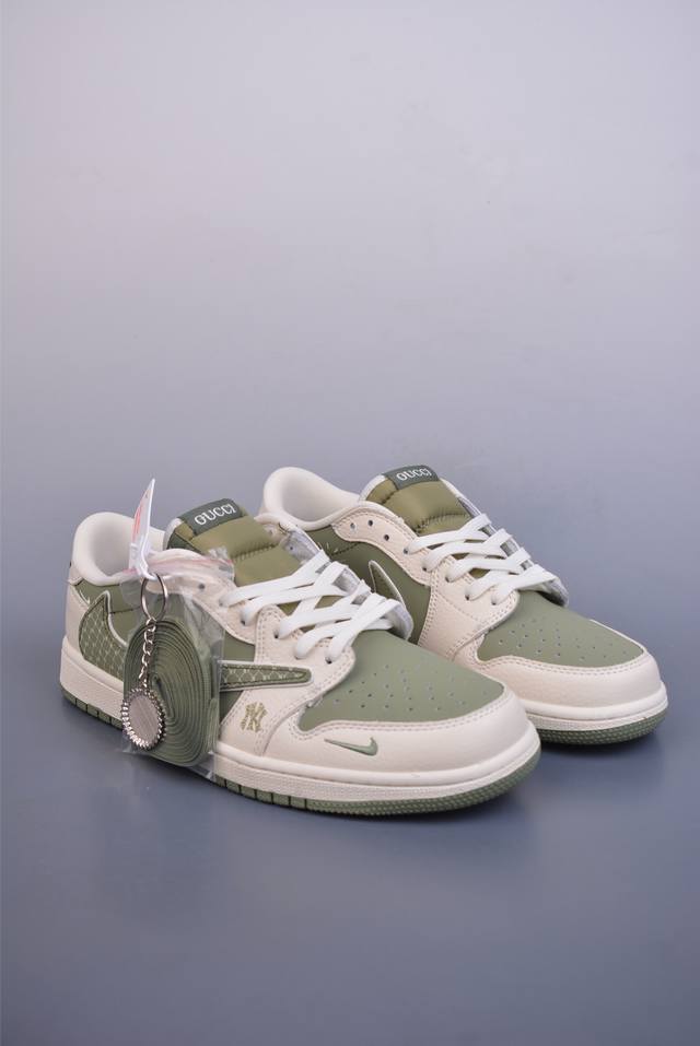 Fragment X Travis Scott X Mlb Air Jordan 1 Low 三方联名倒钩 全新的三方联名低帮倒钩鞋面延续了黑脚趾设计，整双鞋以