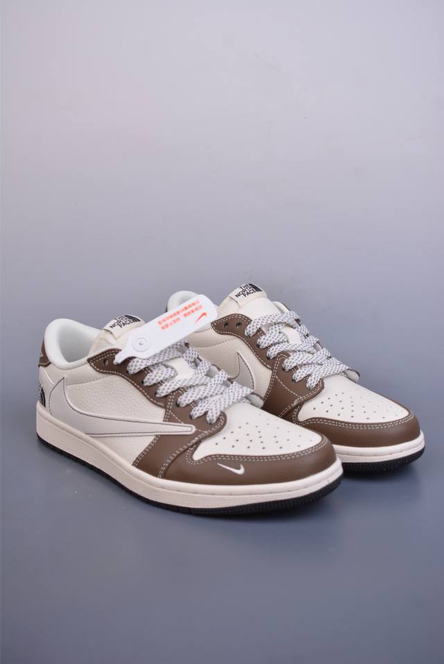 Fragment X Travis Scott X 北面 Air Jordan 1 Low 三方联名倒钩 全新的三方联名低帮倒钩鞋面延续了黑脚趾设计，整双鞋以全