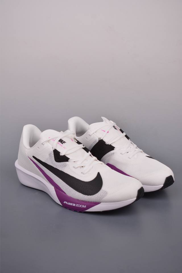 Nike Zoom Rival Fly 4 耐克超弹轻盈跑步鞋 实拍首发 #鞋款搭载 Flyknit 材料 打造出众弹性 易于穿脱。采用React技术 轻盈耐穿