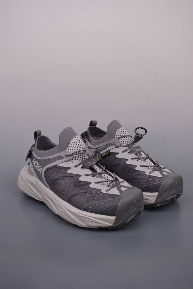 Hoka M Hopara 2 户外机能山地凉鞋 实拍首发 鞋型从外观就给人强烈的户外机能感 粗犷率性的厚底设计 继承了 Hoka One One 跑鞋 Dna