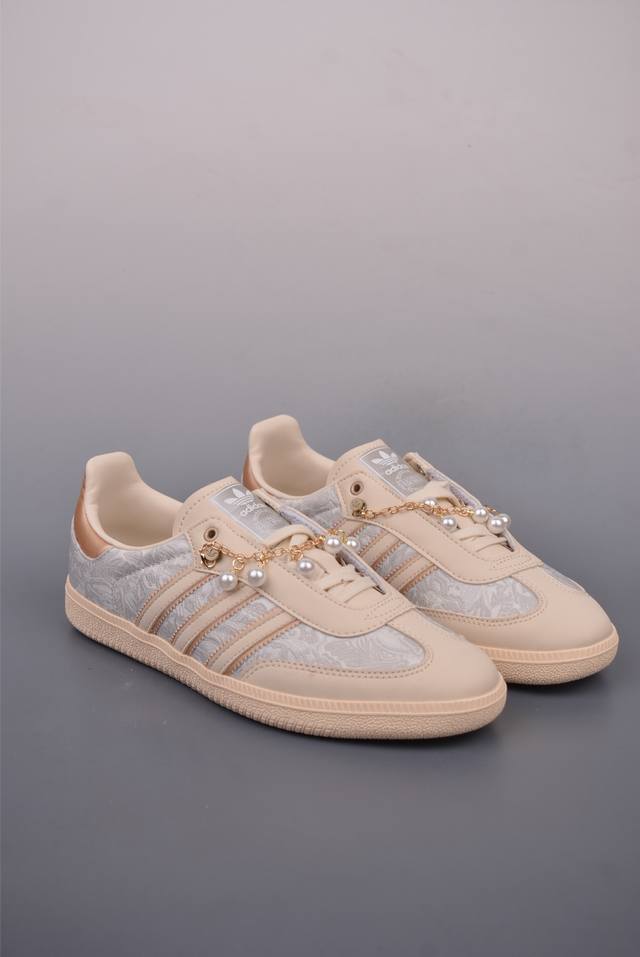 Adidas Samba Og 复古桑巴板鞋 纯原大厂出品 这款桑巴鞋展示了高质量的工艺 带有装饰的超锁缝制和无缝的手感 柔软、柔软的皮革造型和标志性的3条纹完