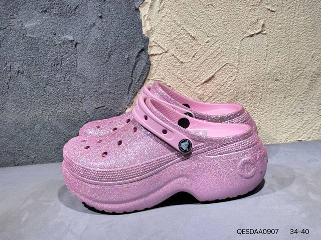 新品上市# 原装 Crocs 卡洛驰 涡轮 这双Crocs可能是所有Crocs里最有时尚感的一双，相较于普通版Crocs，增加了一个越野外底，凹凸不规则的山脉纹