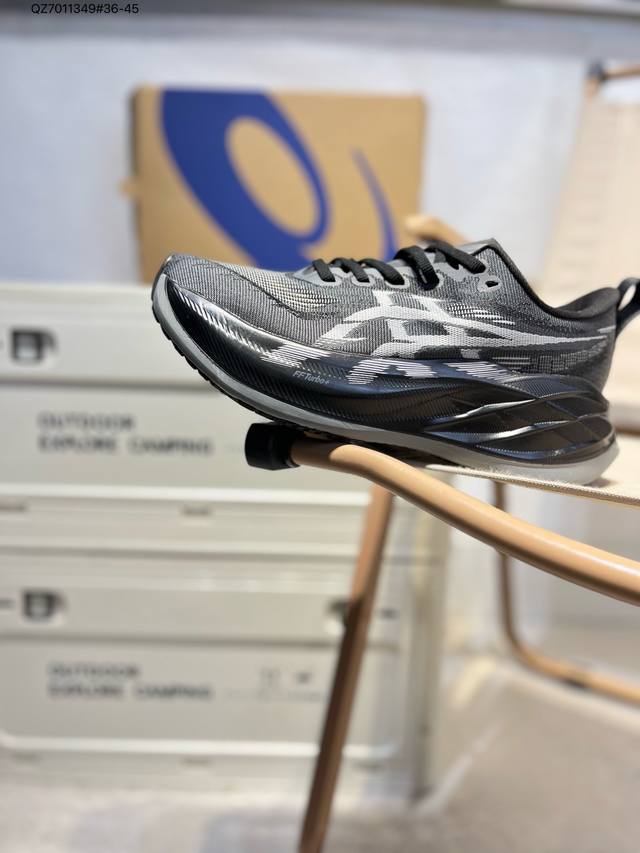 Asics Superblast 2 Paris亚瑟士经典跑鞋 如今机能风和户外风吹得正劲，便是主打“Urban Outdoor机能越野风格”，城市和户外场景都