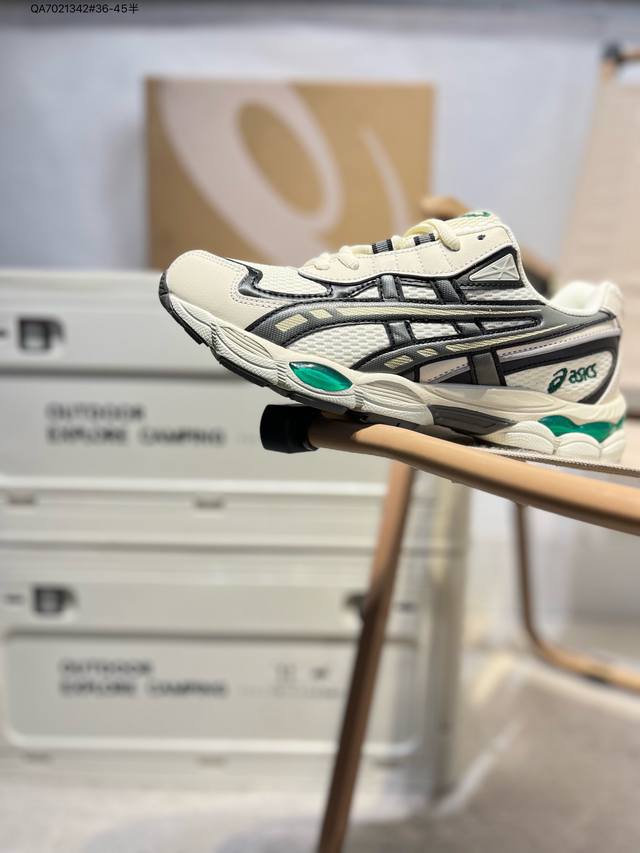 Asics Gel-Nyc 2055亚瑟士经典跑鞋 如今机能风和户外风吹得正劲，便是主打“Urban Outdoor机能越野风格”，城市和户外场景都能轻松应对。