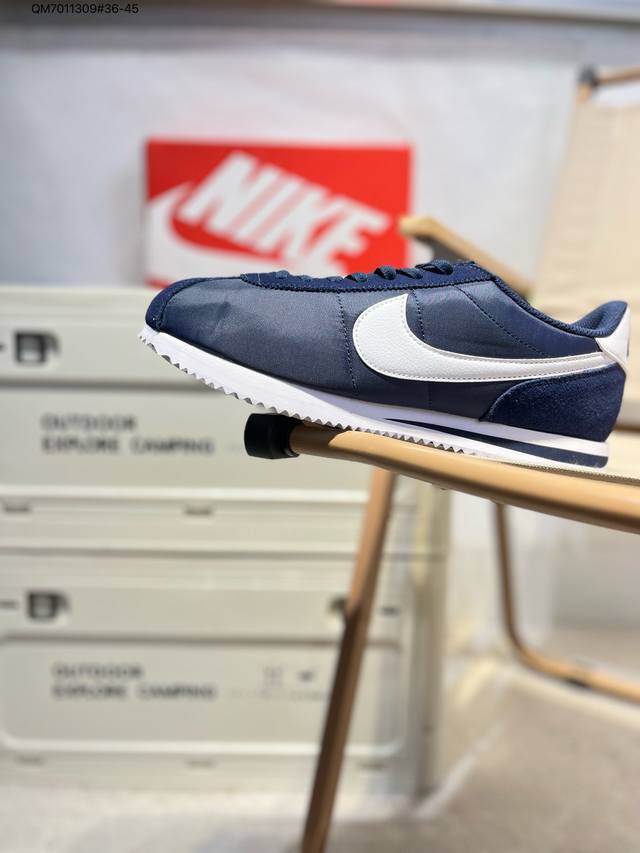 Nike Classic Cortez 全新配色 经典阿甘休闲跑步鞋 纯粹而执着的精神，使得Cortez种在了一代人的心里，无论是否喜欢它复古的鞋型，一双Nik
