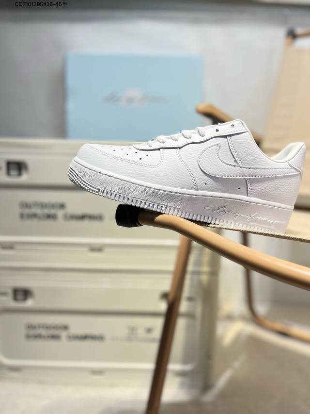 耐克 Nike Air Force 1 '07空军一号 百搭休闲运动板鞋。柔软、弹性十足的缓震性能和出色的中底设计，横跨复古与现代的外型结合，造就出风靡全球三十