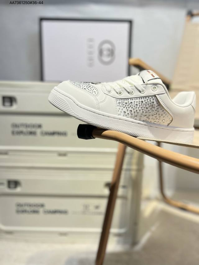 Gucci 古驰顶级进口材料 极为亲肤舒适 摸上去非常的细腻 版型上很正 进口牛皮+真皮内里+几何构图案 奢华生动 图案透气不闷热 更为牢固耐穿 色彩更为鲜艳绚