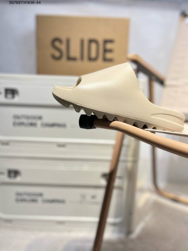 Adidas Originals Yeezy Slide椰子拖鞋 的宽鞋面构造，橡胶中底搭载锯齿型的外底，厚实百搭，给人一种看起来就非常舒适的感觉Gw1934