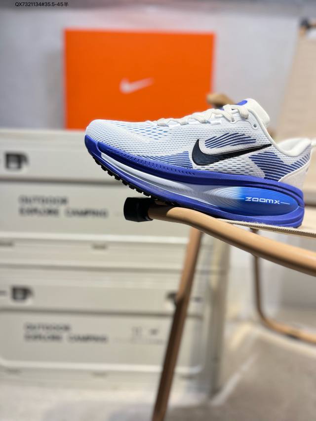 Nk Air Zoom Vomero 18 轻便舒适公路跑步鞋质感柔软 弹力充沛 助力一路畅跑 乐享不停 厚实泡绵缔造舒适的回弹效果 铸就出色跑步表现 该鞋款轻