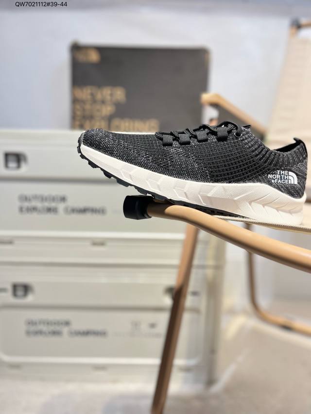 Thenorthface北面一脚蹬袜子鞋懒人鞋.鞋面采用进口飞织弹力面柔韧性和舒适性简直无法言喻鞋底采用Md底 回弹减震效果 上脚像踩棉花糖 有效减少运动时候的