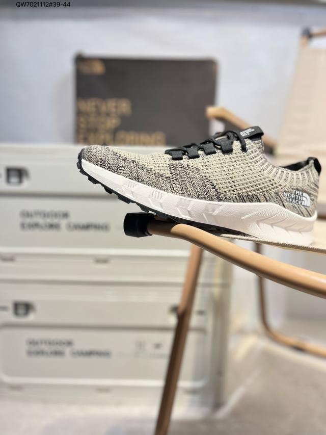 Thenorthface北面一脚蹬袜子鞋懒人鞋.鞋面采用进口飞织弹力面柔韧性和舒适性简直无法言喻鞋底采用Md底 回弹减震效果 上脚像踩棉花糖 有效减少运动时候的