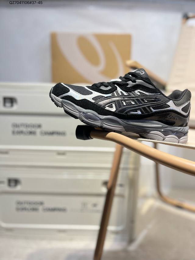 Asics Gel-Nyc亚瑟士经典跑鞋 如今机能风和户外风吹得正劲，便是主打“Urban Outdoor机能越野风格”，城市和户外场景都能轻松应对。关键是跑鞋