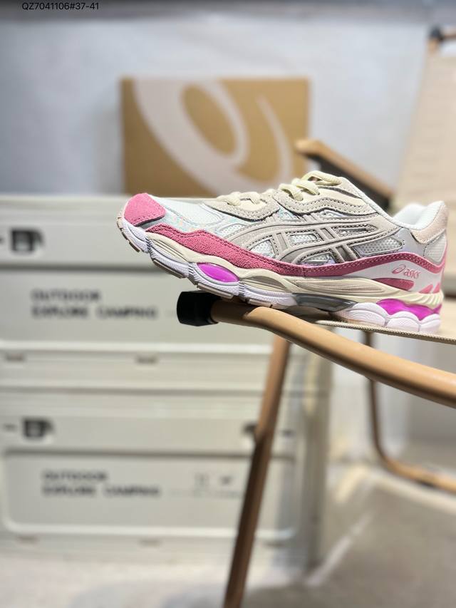 Asics Gel-Nyc亚瑟士经典跑鞋 如今机能风和户外风吹得正劲，便是主打“Urban Outdoor机能越野风格”，城市和户外场景都能轻松应对。关键是跑鞋