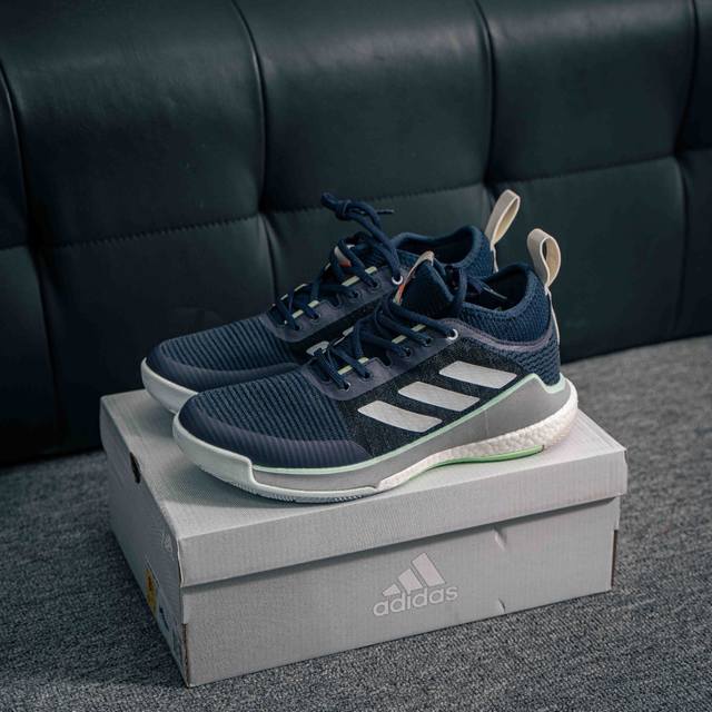 核心私 Adidas Crazyflight Mid运动鞋记忆回弹Boost真爆大底 运动排球鞋 这款专注于跳跃的阿迪达斯Crazyflight排球鞋他们的足部