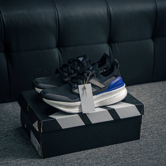 核心私 阿迪达斯Adidas Ultraboost 5 耐磨缓震休闲运动跑鞋 采用网材搭配反光皮革鞋面 配上Stretchweb网格外底 提供非凡穿着体验 一体