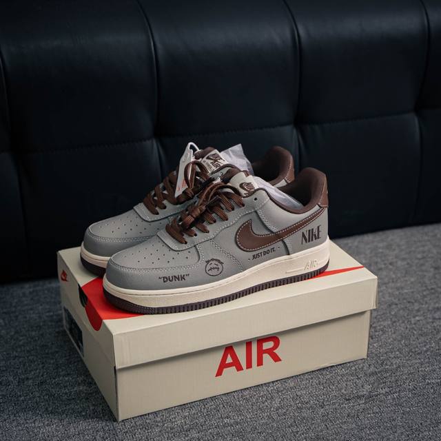 核心私 Air Force 1 原装级别 原楦头原纸板 打造纯正空军版型专注外贸渠道 全掌内置蜂窝气垫 原盒配件 原厂中底钢印、拉帮完美 货号：Kk1988 0