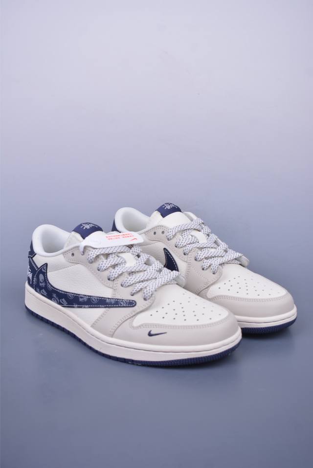 Fragment X Travis Scott X 斯图西 Air Jordan 1 Low 三方联名倒钩 全新的三方联名低帮倒钩鞋面延续了黑脚趾设计，整双鞋以