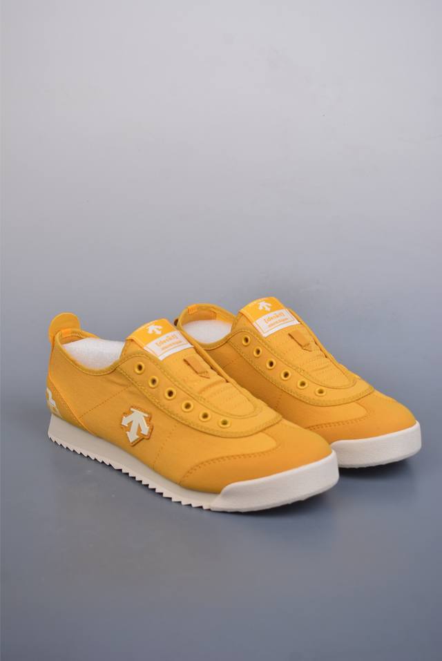Descente Tenpo Replica 公司级版本 迪桑特复古运动一脚蹬帆布鞋 透气休闲鞋 轻松方便的一脚蹬设计 搭配轻质弹性鞋底 脚感舒适 简洁的帆布鞋
