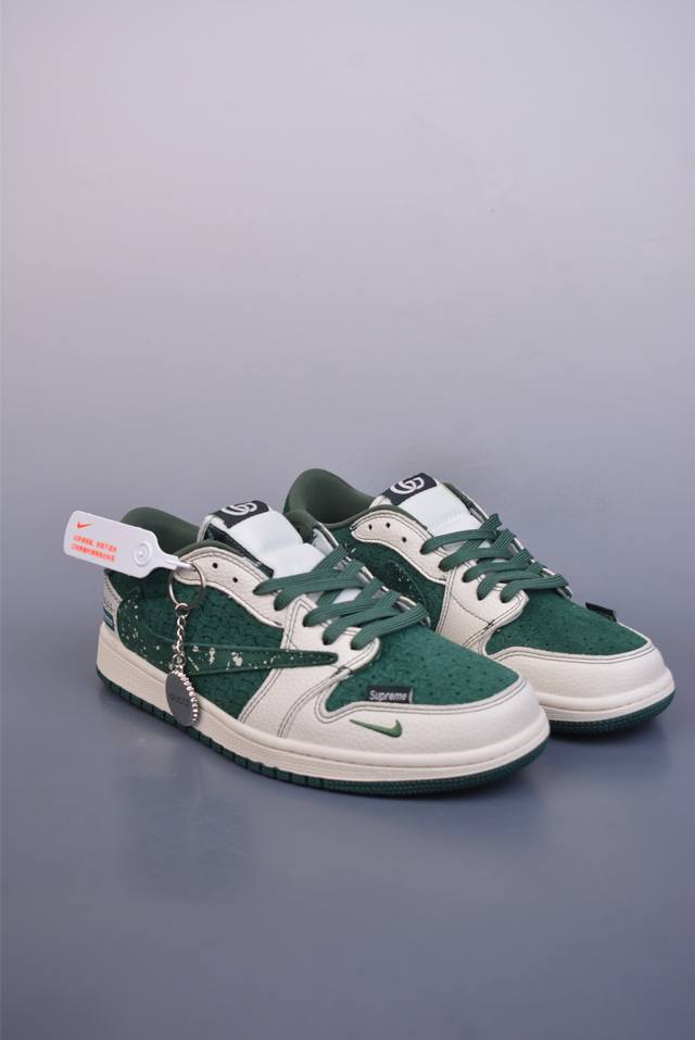 Fragment X Travis Scott X Supreme Air Jordan 1 Low 三方联名倒钩 全新的三方联名低帮倒钩鞋面延续了黑脚趾设计，