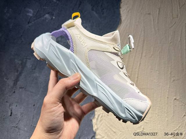新品上市实拍 Hoka U Restore Ct 全新配色 一脚蹬系列，这个品牌来自于新西兰的毛利语，Hoka表示大地，One One表示飞越，连起来就是飞越地