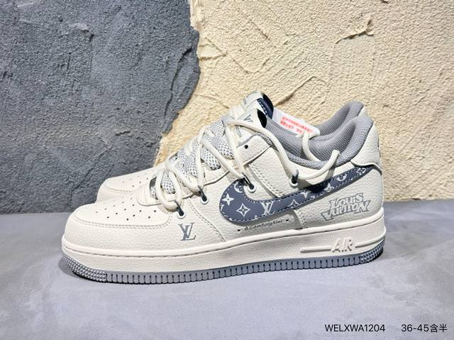 新品上市实拍 Nike Dunk Low Dunk Sb顾名思义，具有经典的Dunk血缘，又注入了更多的时尚元素。相较于普通的Dunk滑板鞋，改良版的Dunk