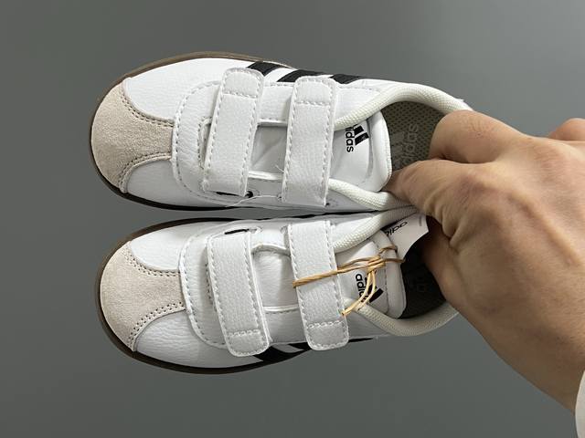 阿迪新款Vl学院风儿童魔术贴休闲鞋 Size：22-37码 22-27码双扣魔术贴 28-37码魔术贴松紧带 大小童匠心打造 优质皮料，质感超高级 魔术贴设计，