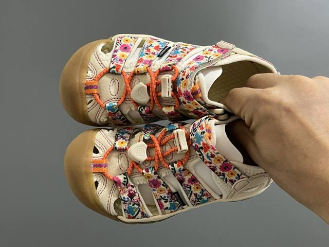海外版 Keen 科恩溯溪两穿儿童凉鞋 Size：26-37码 海外代购版 这鞋型太好看啦丑萌丑萌感 魔术贴松紧带设计，方便调节 溯溪两穿橡胶耐磨大底，抓地力超