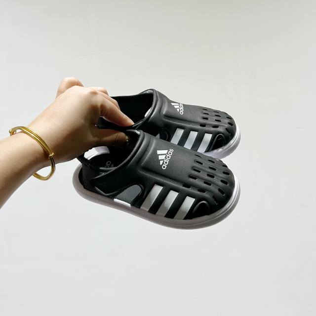 专柜版Adidas小海马三代儿童凉鞋 Size:22-35码 Adidas小海马三代童鞋，踩出快乐的步伐设计超级萌萌哒，色彩斑斓，就像彩虹在脚边跳舞。 经典Ad