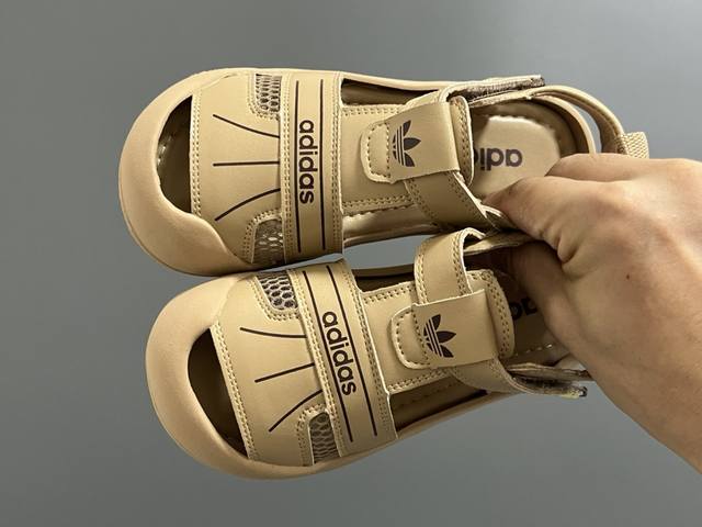 价格P下调 A家新款包头镂空魔术贴婴童凉鞋 Size：23-32码 精致的包头镂空皮面 魔术贴设计、穿脱超方便 耐磨防滑大底，脚感超赞