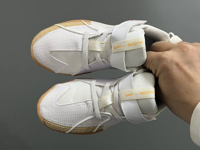 Nk新款Gt-3魔术贴儿童篮球运动鞋 Size：26-37.5码 优质新款实战篮球鞋 魔术贴设计，穿脱方便 橡胶耐磨防滑大底，脚感超赞 清新配色，穿搭超时髦