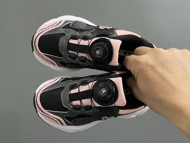 M家春夏新款旋钮网面儿童复古跑鞋 Size：26-37码 经典Mlb系列 百搭又时髦 精致旋转扣设计，穿脱超方便 优质面料拼接，质感满满 耐磨防滑大底，满足日常
