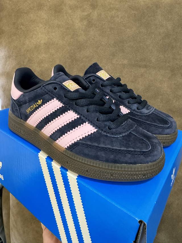 新色出货 全猪八皮 Ad德训三代新款Handball Spezial儿童手球鞋休闲鞋 Size：24-37码 超百搭的新款德训 优质猪八革面料，质感满分 橡胶耐