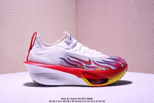 新品发布 Nike Air Zoom Alphafly Next%整体采用前作的设计语言，并且对后者的细节进行升级，马拉松和长距离路跑的性能极限设计而生。 货号