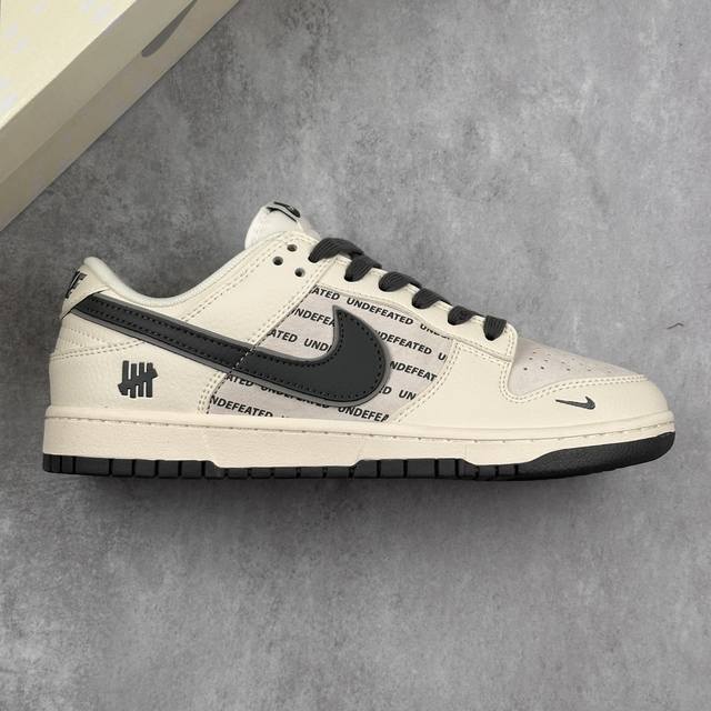 本地 核心私 公司级Undefeated X Nike Dunk Low 英文米灰底 周年高端定制 低帮休闲板鞋 此款以简约大方的造型设计，给人以随性休闲的时尚