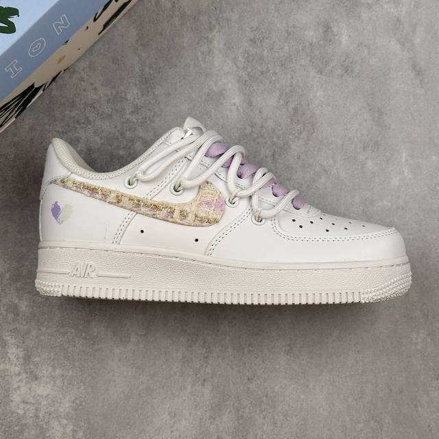 本地 核心私 Nike Air Force 1'07 Low 紫色小香风 空军一号低帮休闲板鞋 #设计灵感以梦幻紫为主题，配色上以紫白色为主，鞋后侧爱心涂鸦、鞋