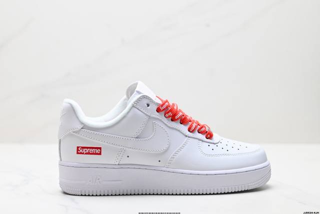 真标耐克Nike Air Force 1“07空军一号低帮百搭休闲运动板鞋。柔软、弹性十足的缓震性能和出色的中底设计，横跨复古与现代的外型结合，造就出风靡全球三
