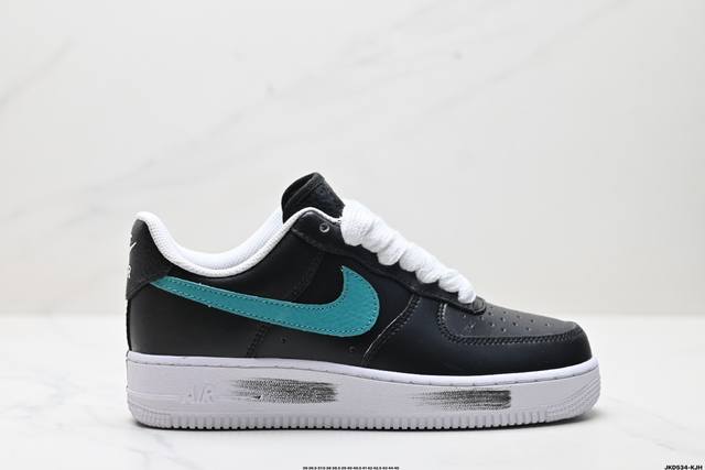 公司级耐克Nike Air Force 1“07空军一号低帮百搭休闲运动板鞋。柔软、弹性十足的缓震性能和出色的中底设计，横跨复古与现代的外型结合，造就出风靡全球