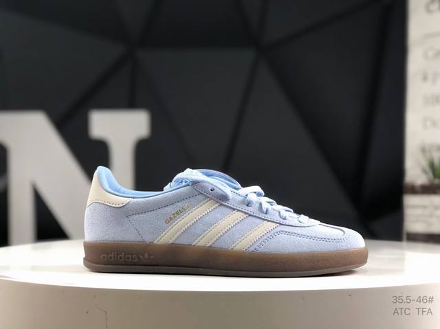 阿迪达斯 Ad Adidas Originals Gazelle Indoor 此款鞋延续了橡胶外底和经典款式的传统。优质绒面革鞋面和标志性的3条纹采用明亮的对