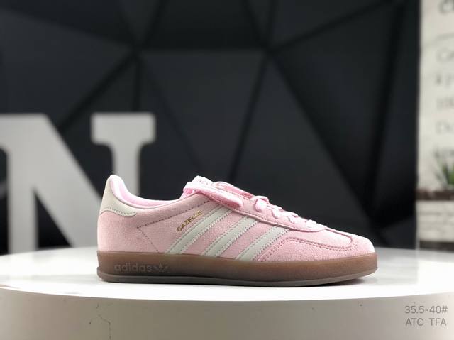 阿迪达斯 Ad Adidas Originals Gazelle Indoor 此款鞋延续了橡胶外底和经典款式的传统。优质绒面革鞋面和标志性的3条纹采用明亮的对
