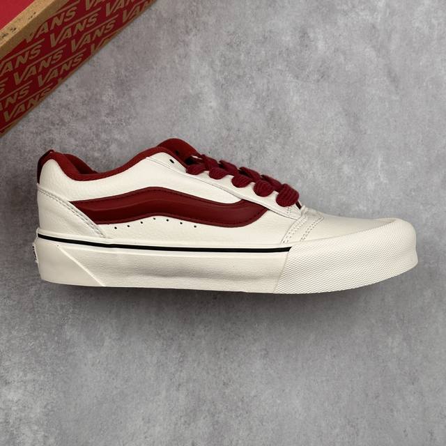 本地 核心私 万斯 Vans Sku-Skool 面包鞋 坎普尔 茱利安系列低帮复古硫化休闲运动板鞋“肥胖版大Logo” 要说整个年最为热门的鞋型之一， 面包鞋