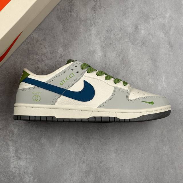 本地 核心私 Gucci X Nike Dunk Sb Low 古驰古奇 X 耐克 Sb 联名灰白蓝 低帮休闲运动板鞋 鞋身整体以米白色皮革打造，搭配灰色框架覆